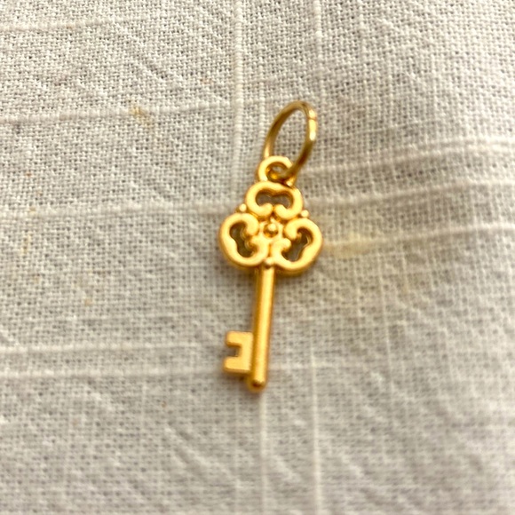 5/$10❤️❤️❤️NEW Rose Gold Tone Alloy KEY Charm - Picture 1 of 2